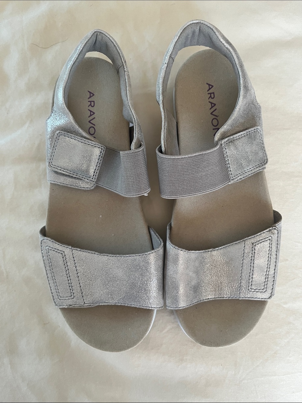Aravon Beaumont two strap flat sandals sling back open toe gold metallic Sz9